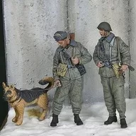 1/35 現用 東ドイツ 犬を連れた国境警備兵セット 1970-80年代冬(2体セット) レジンキャストキット [DD35227]