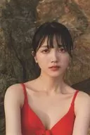 久保史緒里(乃木坂46)/衣装：赤 ポストカードA 「久保史緒里1st写真集『交差点』」 封入特典