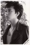 SUPER JUNIOR/ソンミン(SUNGMIN)/バストアップ・衣装黒・左向き・モノクロ/everysing 限定ポストカードサイズ生写真