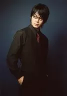 林明寛(今吉翔一)/膝上・視線左・背景黒・キャラクターショット/黒衣装ver./舞台「黒子のバスケ THE ENCOUNTER」個人生写真