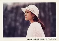 池澤春菜/横型・バストアップ・衣装白・目線左・帽子/VHS「声優白書 池澤春菜」特典生写真