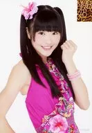 川上礼奈/上半身・衣装ピンク・花柄・右手腰・左手グー曲げ・体右向き・背景白/ランダム生写真第11弾