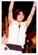 A.B.C-Z/戸塚祥太/ライブフォト・上半身・衣装白黒・両手上げ・後ろに人・目線上/公式生写真