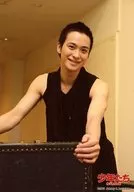 A.B.C-Z/戸塚祥太/膝上・衣装黒・両手前・体斜め左向き・首傾げ/少年たち 格子無き牢獄