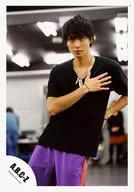 A.B.C-Z/戸塚祥太/膝上・衣装黒・ボトムス紫・右手パー胸・左手腰/公式生写真