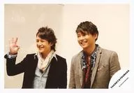 タッキー＆翼/滝沢秀明・今井翼/横型・上半身・衣装黒・青・グレー・左向き・笑顔・滝沢右手で丸・背景白/15秋 グッズ撮影/公式生写真