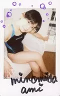 ☆二宮亜美/[当選通知書付き]・直筆サイン入り・膝上・座り・足組み・水着黒.青・右向き・顔傾げ・ソファ/雑誌「Suku→Boh スクボー VOL.7 2016夏号」当選品生チェキ
