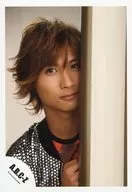 A.B.C-Z/橋本良亮/バストアップ・衣装銀黒・オレンジ・右手グー・覗き込み/公式生写真