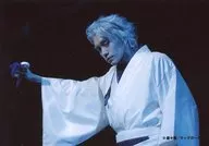 平間壮一(金城白子)/ライブフォト・横型・上半身・衣装白・右手上げ・背景黒/舞台「曇天に笑う」舞台写真