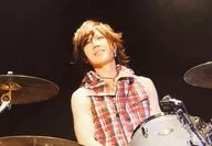 ギルド/宏一/上半身・衣装赤白黒・チェック・目線左上・ドラム・背景黒/特典アーティスト生写真