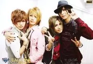 ギルド/集合(4人)/膝上・右手肩・ピース・背景白/CD「Autumn EP 2011 ～L’Autunno～」Like an Edison(ライカエジソン)特典