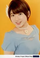 スマイレージ/竹内朱莉/バストアップ・衣装グレー・体右向き・背景オレンジ/公式生写真