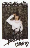 ☆石上静香/直筆サイン、メッセージ入り「アクティブレイド はるか」・膝上・衣装白.青・右手敬礼・背景グレー/雑誌「Pick-up Voice 2016年4月号 vol.100」当選品 サイン入りポラ(生チェキ)