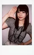 ☆上原亜衣/直筆サイン入り・上半身・衣装ギンガムチェック柄・黒・白・左手腰・右手パー/『関西アダルトフェスティバル 2015』会場限定物販 生チェキ