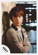 A.B.C-Z/戸塚祥太/上半身・衣装グレー黒・ネクタイ・腕組み・壁寄りかかり・体右向き・顔正面・背景野外・川・夜景/15秋 「ABC座2015」パンフ＆グッズ撮影/公式生写真