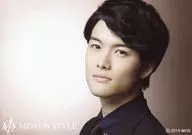 入江甚儀/横型・顔アップ・スーツ・黒・左向き・背景グレー/MEN ON STYLE 2015 ブロマイドセットA