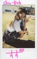 ☆新井すず/全身・しゃがみ・制服白黒・チェック柄スカート・左手ピース・体右向き・直筆サイン入り/雑誌「Chu→Boh vol.66」チェキプレゼント当選品