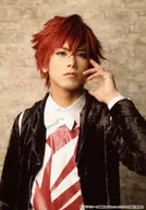 平牧仁(立華リンド)/上半身・衣装黒・白・赤・左手上げ・背景茶色・キャラクターショット/ミュージカル 「Dance with Devils」ランダムブロマイド