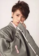 井深克彦/上半身・衣装グレー.ピンク・和服・右手口元/舞台「歳末明治座る・フェア」ブロマイド