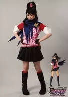 奥仲麻琴(一条美雲)/全身・衣装赤ピンク白・両手腰・背景グレー・キャラクターショット/舞台「逆転検事 ～逆転のテレポーテーション～」プレミアムシート特典ブロマイド