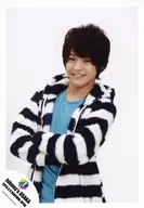 ジャニーズJr./松倉海斗/上半身・衣装白・黒のボーダー柄・シャツ青・腕組み・背景白・ロゴ「Johnny’s OSAKA 2015.4.4 RENEWAL OPEN」/ジャニーズショップ大阪店 期間限定 公式生写真