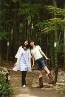 真田アサミ・氷上恭子/全身・衣装白・頭合わせ・竹林・両手下/劇団「東京桜組」物販生写真