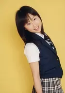 小林香菜/上半身・衣装黒・白・制服・両手下げ・体右向き・カメラ目線・背景黄・「青春ガールズ」/公式生写真