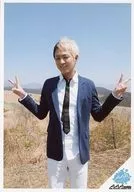 AAA/浦田直也/膝上・衣装紺白・ネクタイ・両手ピース・背景野外/「AAA PARTY/AAA mobile」a-nation’13 FC限定アーティストフォト Cバージョン(「Love Is In The Air」) 