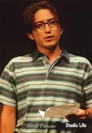 船戸慎士/ライブフォト・上半身・衣装白・黒・緑・ボーダー柄・眼鏡・左手に紙/劇団スタジオライフ 公式生写真