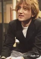 劇団Studio Life/船戸慎士/膝上・座り・衣装黒白・両手合わせ・目線左上/劇団スタジオライフ 公式生写真