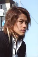 出合正幸/バストアップ・衣装黒白・体右向き・目線右・背景野外・空・ポストカードサイズ/公式生写真