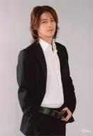 出合正幸/膝上・衣装黒白・右手ポケット・左手ベルト・体右向き・カメラ目線・背景グレー・ポストカードサイズ/公式生写真