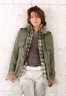 出合正幸/膝上・コートカーキ・ファー・シャツチェク柄・両手下・体正面・口閉じ・背景グレー白・ポストカードサイズ/公式生写真