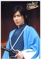 神永圭佑(沖田総司)/上半身・衣装青・白・左向き・左手刀・口閉じ・背景茶色・キャラクターショット/幕末奇譚 SHINSEN5 ～外伝～
