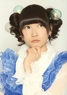 でんぱ組.inc/藤咲彩音/バストアップ・衣装青・白・視線右・左手顎/公式ブロマイド「2016 ハロウィン」