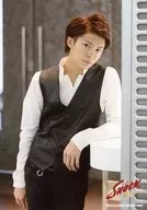 ジャニーズJr./岸優太/膝上・衣装黒白・ベスト・左腕乗せ・寄りかかり・顔右向き/「Endless SHOCK 15th Anniversary」オリジナルフォト