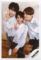 SexyZone/集合(3人)/全身(見切れ)・中央に佐藤・佐藤座り・菊池と佐藤がピース/17春コンサートパンフ＆グッズ撮影オフショット/公式生写真