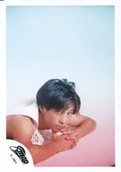 SMAP/中居正広/バストアップ・衣装白・うつ伏せ・両手組み・右向き・両手顎下/公式生写真