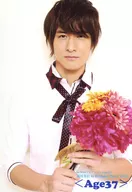 滝川英治/上半身・衣装白・両手花/「Be With プロデュース 滝川英治in Birthday Party2016 ＜Age 37＞」ブロマイドセット先行予約特典