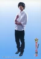 山本一慶(源九郎義経)/全身・肘触り・背景水色・キャラクターショット/舞台「警視庁抜刀課」トレーディングブロマイド