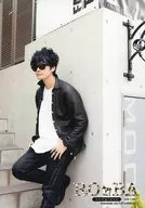 ROBA/福山潤(ピンハネ)/膝上・衣装黒.白・寄りかかり/DVD「ROBA Vol.1 -sunglass-」(ANI-1396)アニメイト限定版特典ブロマイド