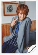 Hey!Say!JUMP/八乙女光/膝上・座り・衣装グレー紺・右手ピース・左手下・体正面/「Precious Girl」PV＆ジャケ写撮影オフショット/公式生写真