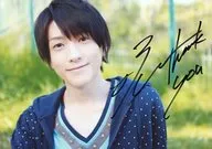 ☆鈴木拡樹/直筆サイン入り・横型・バストアップ・衣装青・水色・両手下げ・後ろにフェンス・野外/「鈴木拡樹ファン感謝トークライブin大阪」