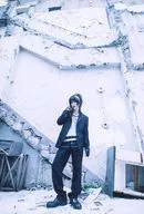 girugamesh/愁(shuU)/全身・衣装黒白・右手首元・右膝曲げ・目線左・背景建物/アーティスト生写真