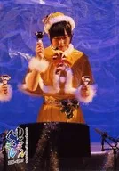 ミルキィホームズ/徳井青空/ライブフォト・膝上・衣装黄白・帽子・両手ベル・右手上げ・目閉じ・顔下向き・背景紫/「ミルキィホームズ ファンクラブイベント ゆくミルくるミル 2016→2017」フォトチョイス