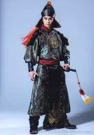 林明寛(韃靼王)/全身・衣装黒.赤.緑・体右向き・背景グレー・キャラクターショット/Dynamic Arrangement Theater「新版 国性爺合戦」ビジュアル写真