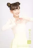 Rev. from DVL/橋本幸奈/上半身・衣装白黄・両手でハート/「君がいて僕がいた/愛がーる」個別握手会ランダム生写真vol.1