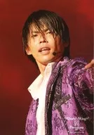 タッキー＆翼/今井翼/ライブフォト・バストアップ・衣装紫白・体左向き・目線右・口開け・背景赤/World Wing 翼 Premium 2007