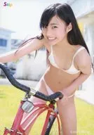 柊宇咲/膝上・水着白・自転車・歯見せ・背景屋外・ロゴ「Skip」/DVD「放課後 柊宇咲 同好会」特典