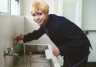 桝井賢斗(水田信行)/横型・膝上・制服・左向き・右手蛇口・キャラクターショット/舞台『弱虫ペダル』新インターハイ篇～ヒートアップ～ トレーディングブロマイド